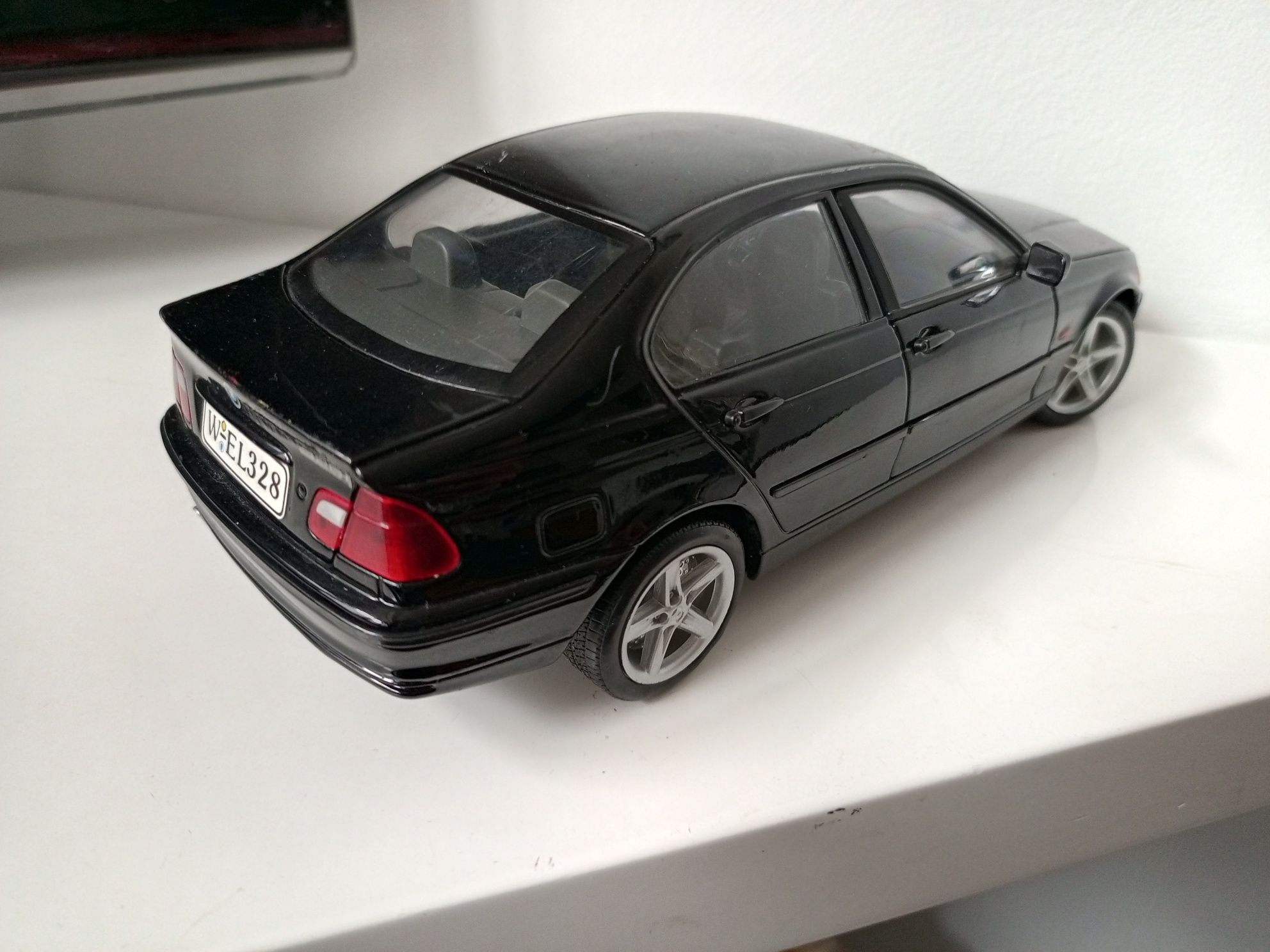 Model 1:18 BMW E46 sedan 328i Welly