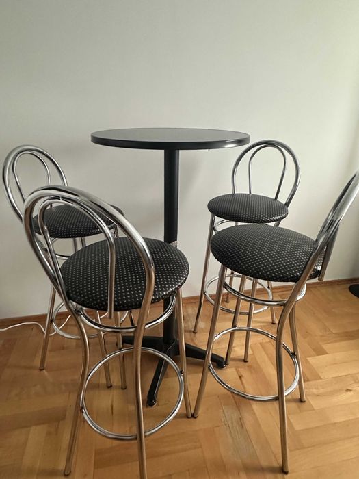 4 hokery i stolik do kompletu