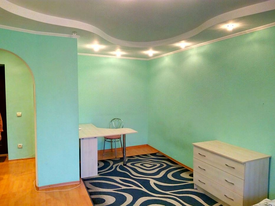 1-кім. Центр. "Злата плаза". Дзеркальна шафа навпроти ліжка. Подобово.