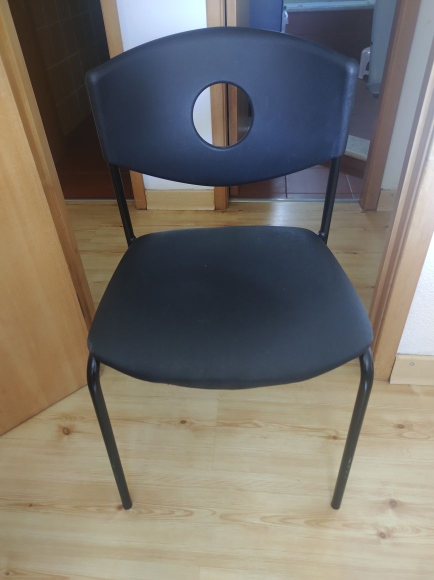 Cadeira almofadada preta