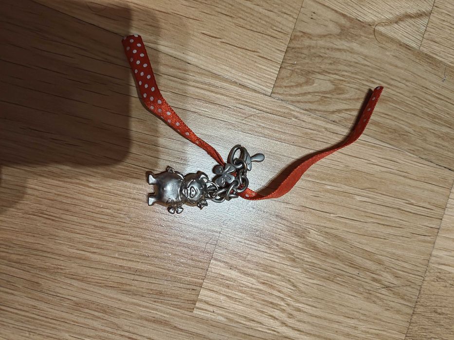 Breloczek do kluczy ozdoba świnka stalowy z kokardką wstążką