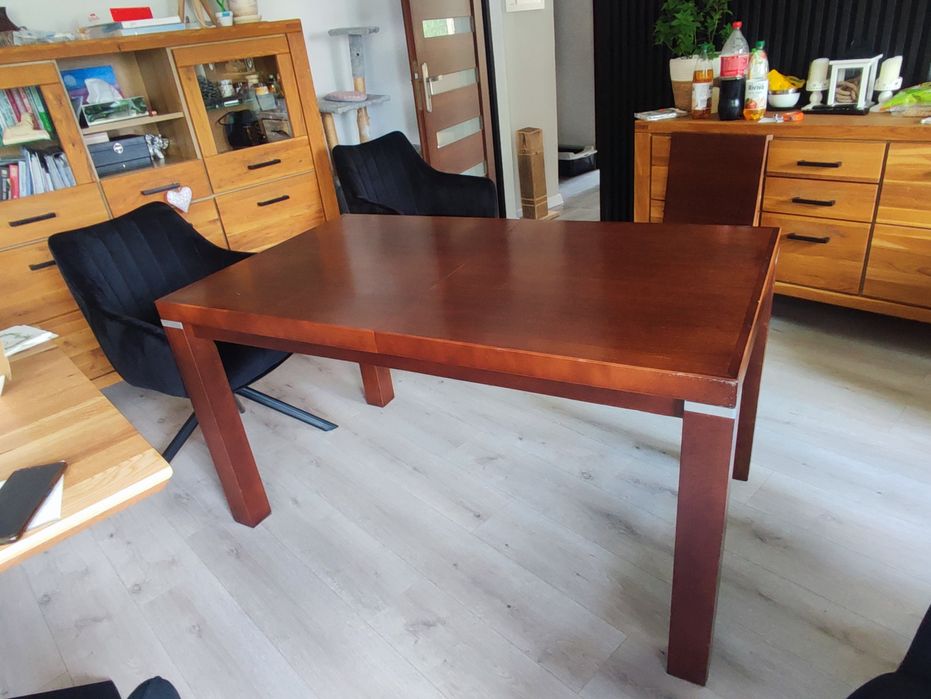 Stół drewniany z krzesłami