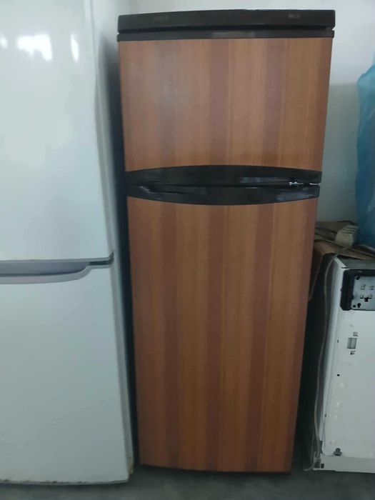 Frigirifico a funcionar na perfeição, 145cm x 55cm bom estado fisico