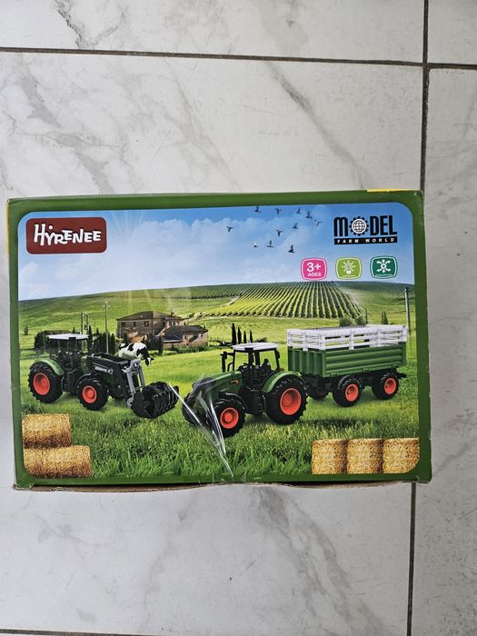 Новий трактор з причепом