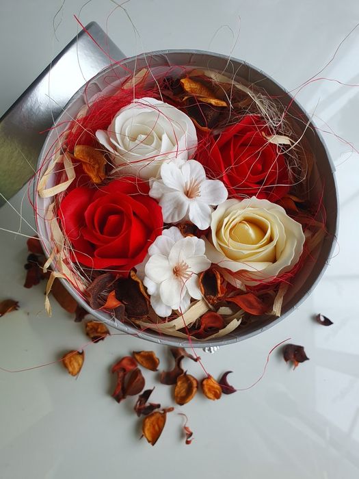 Box Dzień Nauczyciela kwiaty mydlane róże.