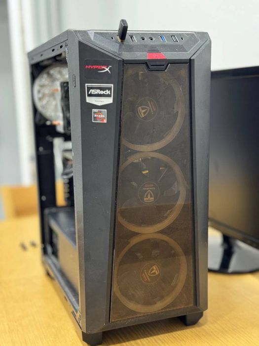 Компютер (ПК) у зборі з монітором, клавіатурою та мишкою