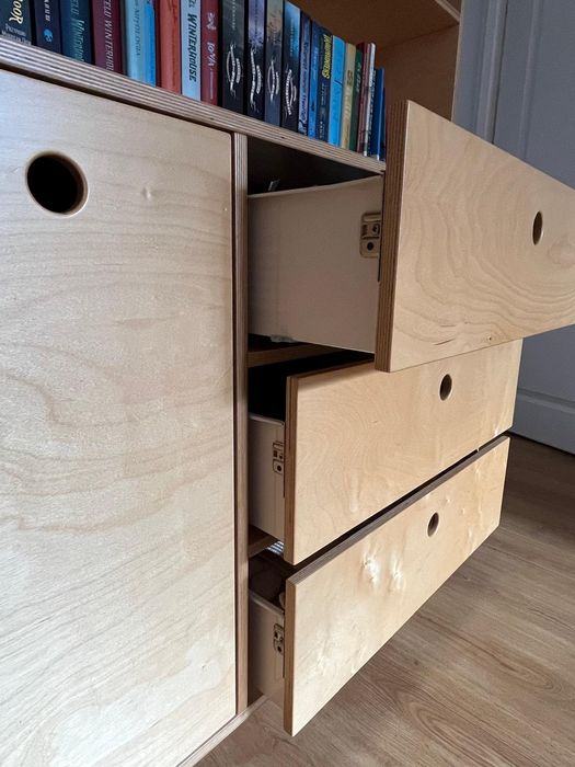 Regał ze sklejki w stylu skandynawskim