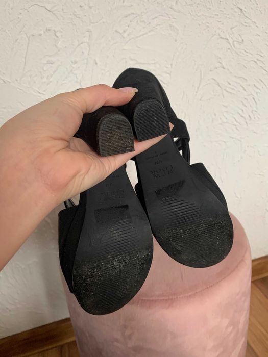 Sandały na obcasie 37