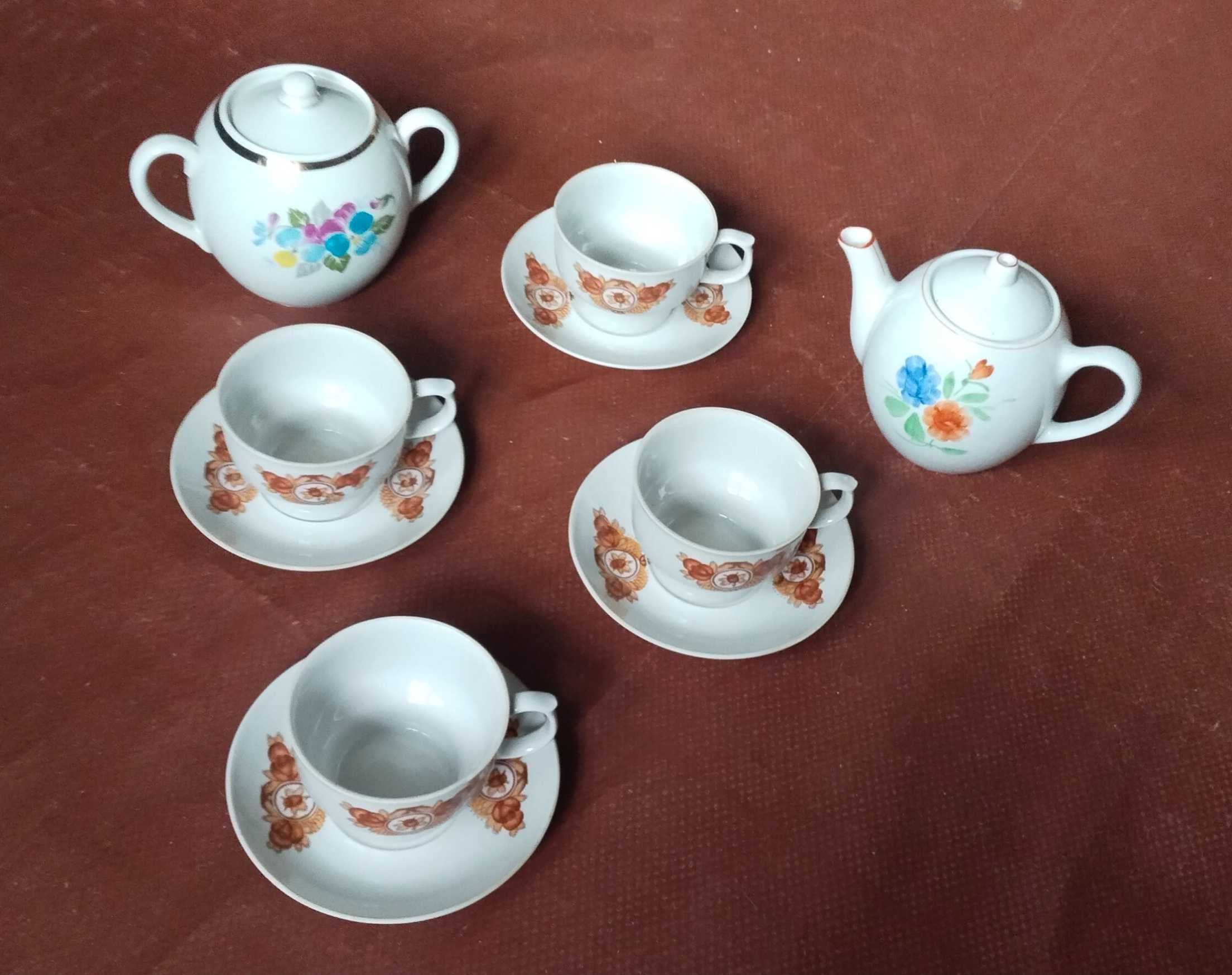Чашка с блюдцем,  заварник, сахарница.