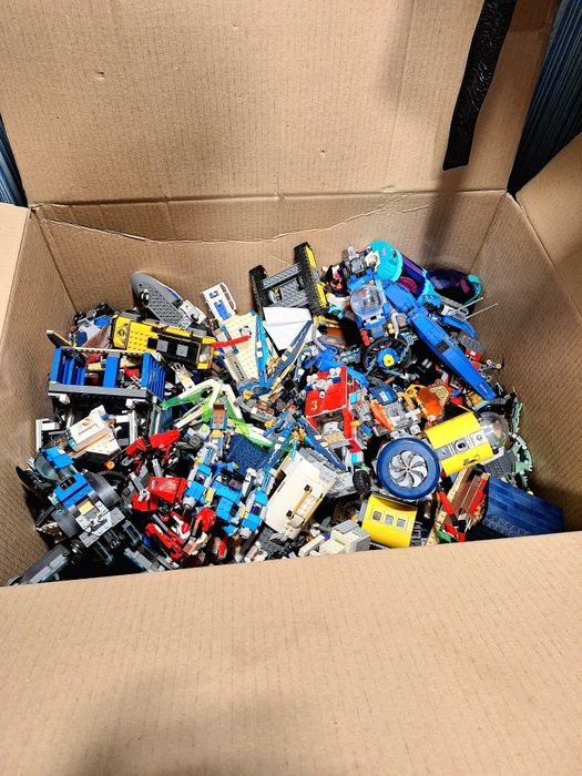 Продам велику коробку LEGO!