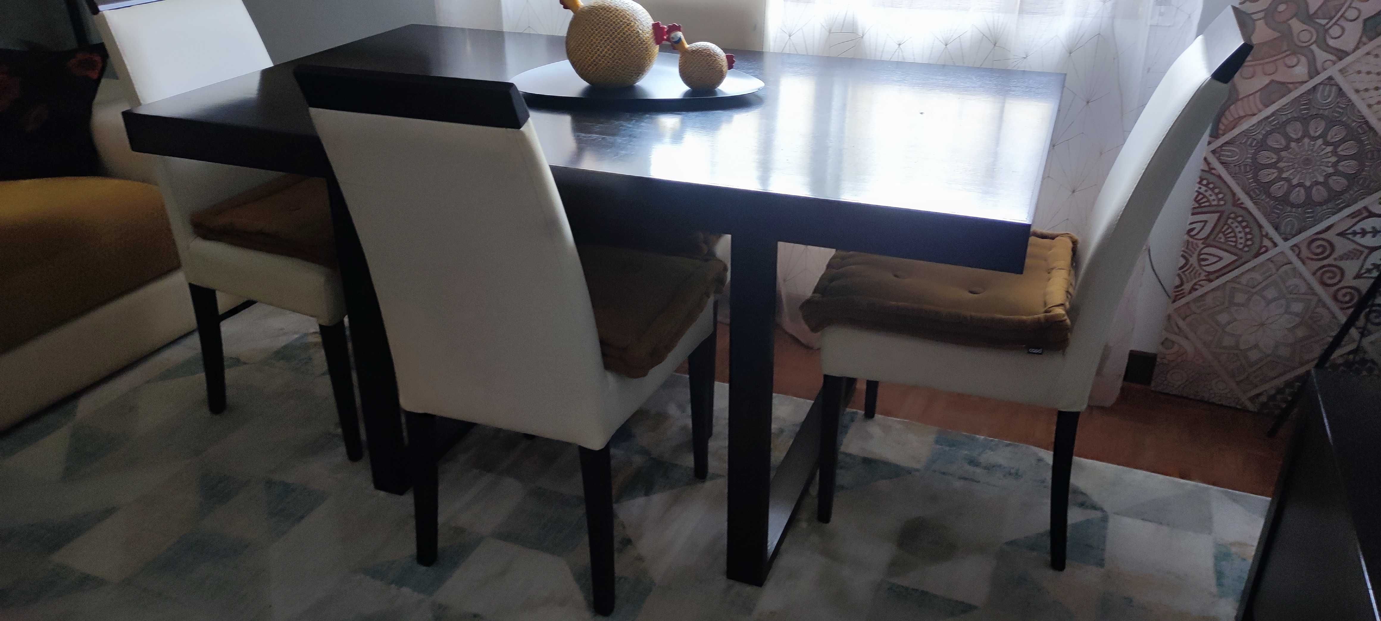 Mesa em carvalho escuro (wengé) com 4 cadeiras almofadadas