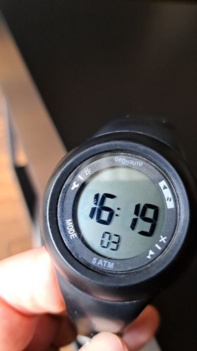 Zegarek Geonaute z Decathlonu, z podświetleniem