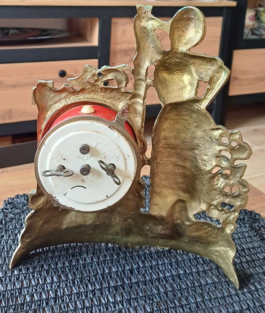 Antyczny Zegar Figuratywny - Urocza Dama z Ornamentami, Złocony Metal
