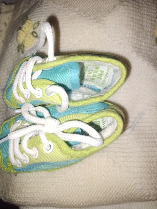 Varios sapatos recem nascido