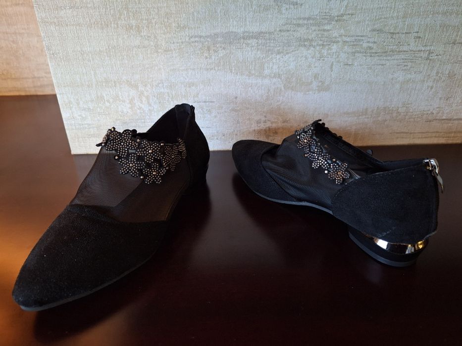 Sapatos pretos com bordados