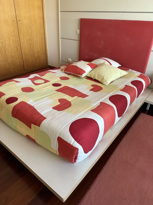 Cama de corpo e meio (base, colchão, cabeceira, colcha e almofadas)