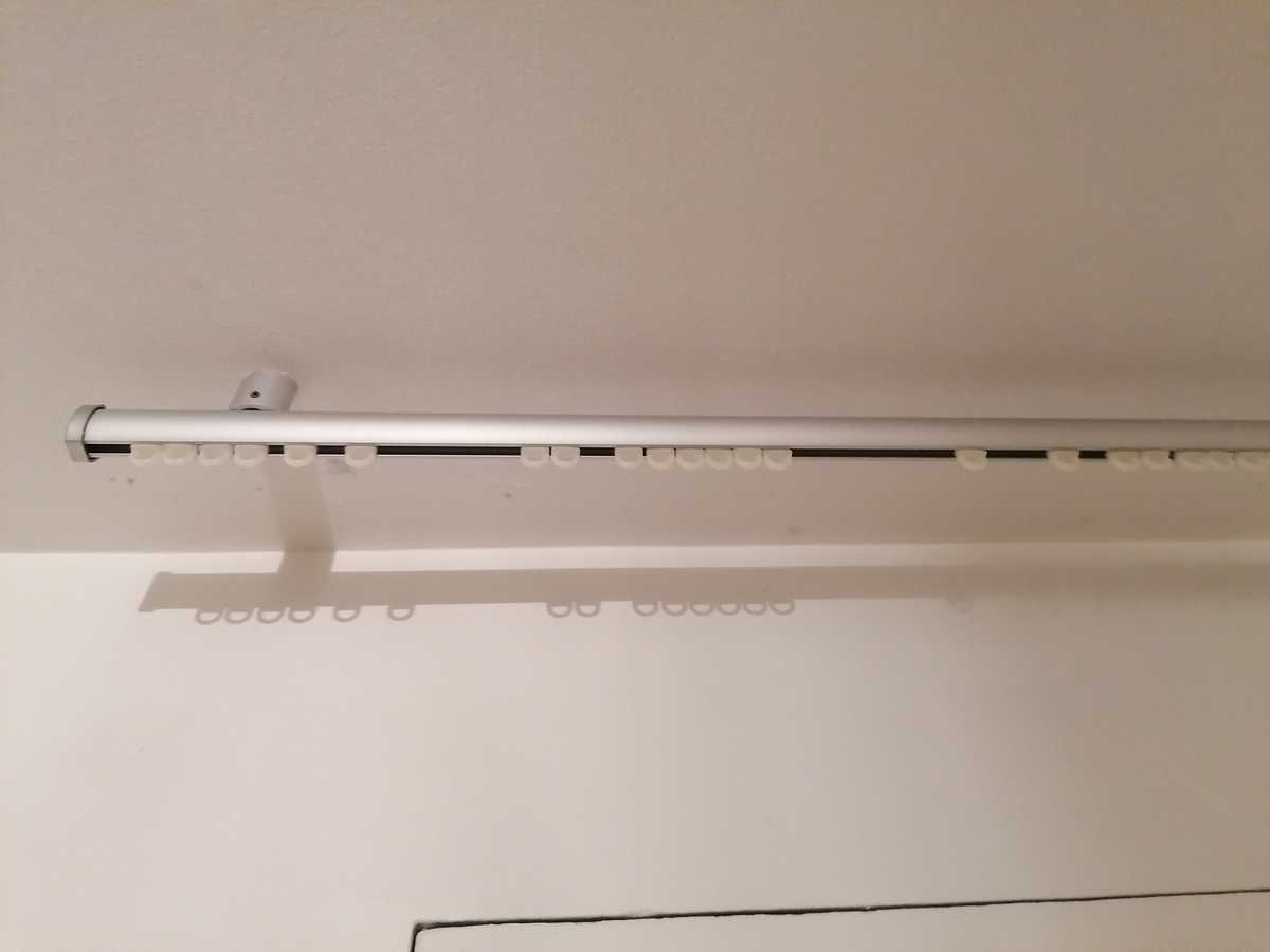 Varão de cortinado, em metal e com curva (para canto de divisão)