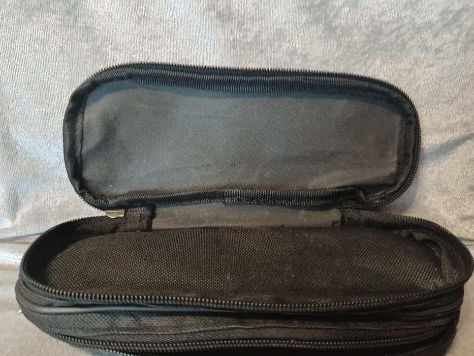 Czarny piórnik/saszetka z ozdobą