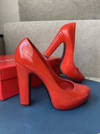 Червоні лаковані туфлі на каблуку karolina 36 - 37 р