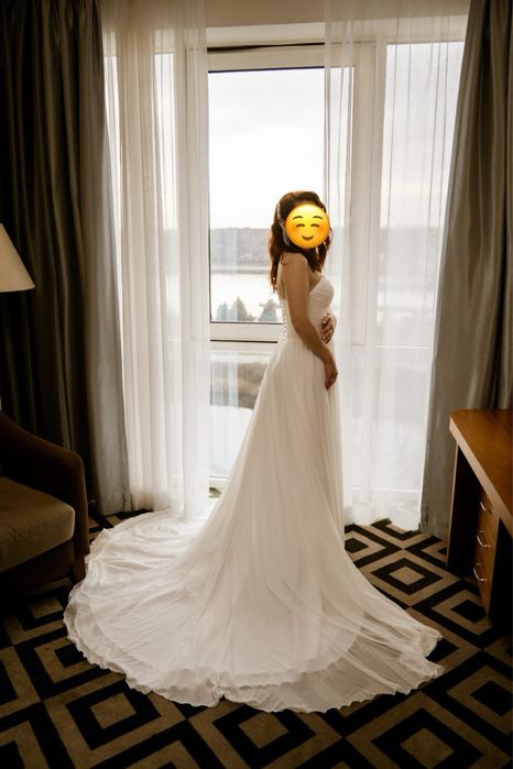 Дуже ніжне весільне плаття нареченої