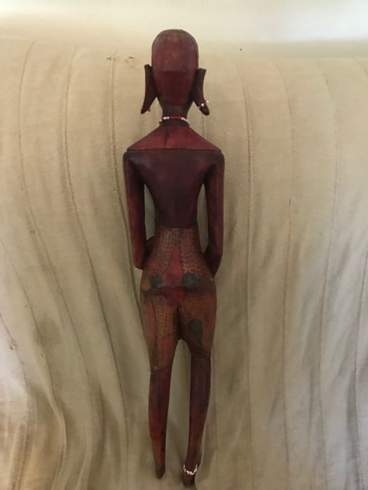 Escultura feminina em madeira africana