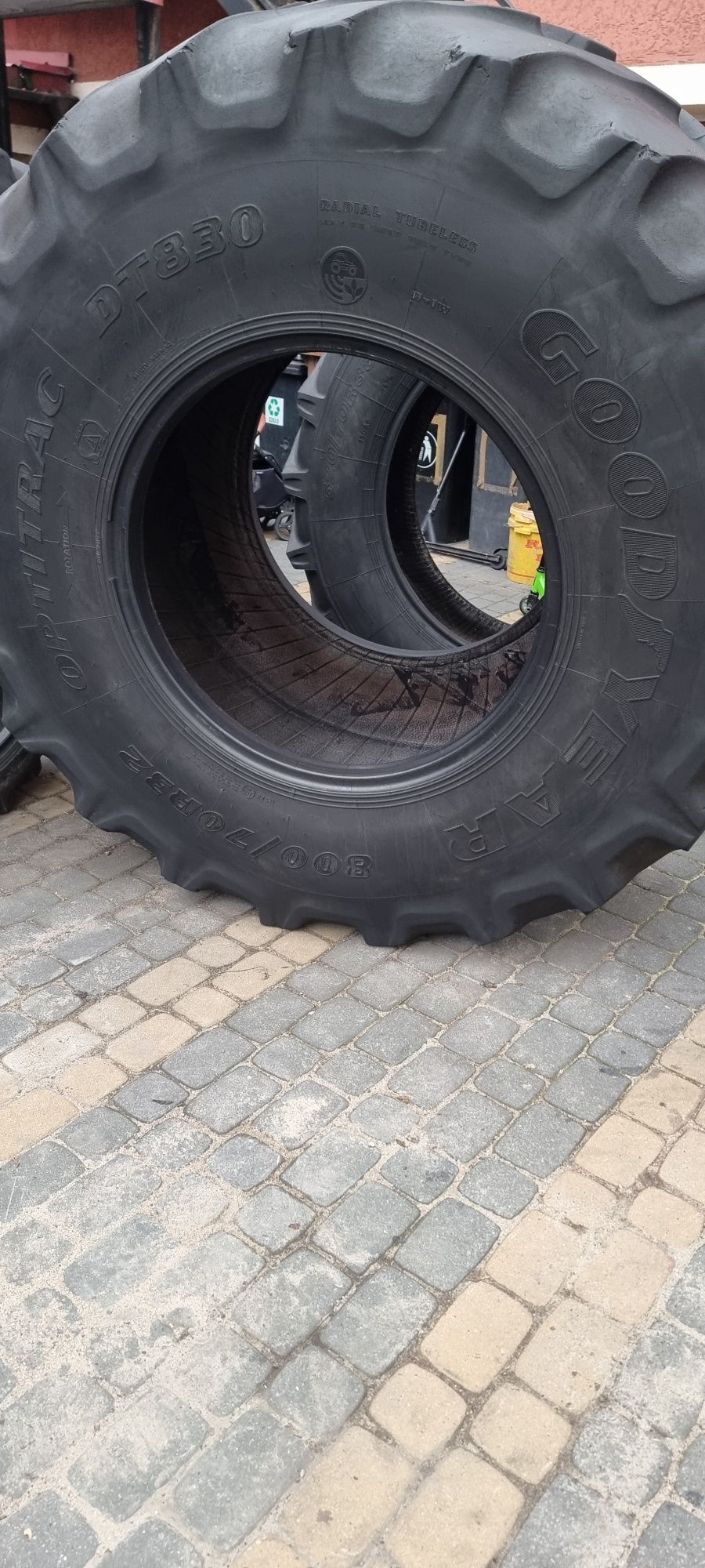 Goodyear 800/70R32