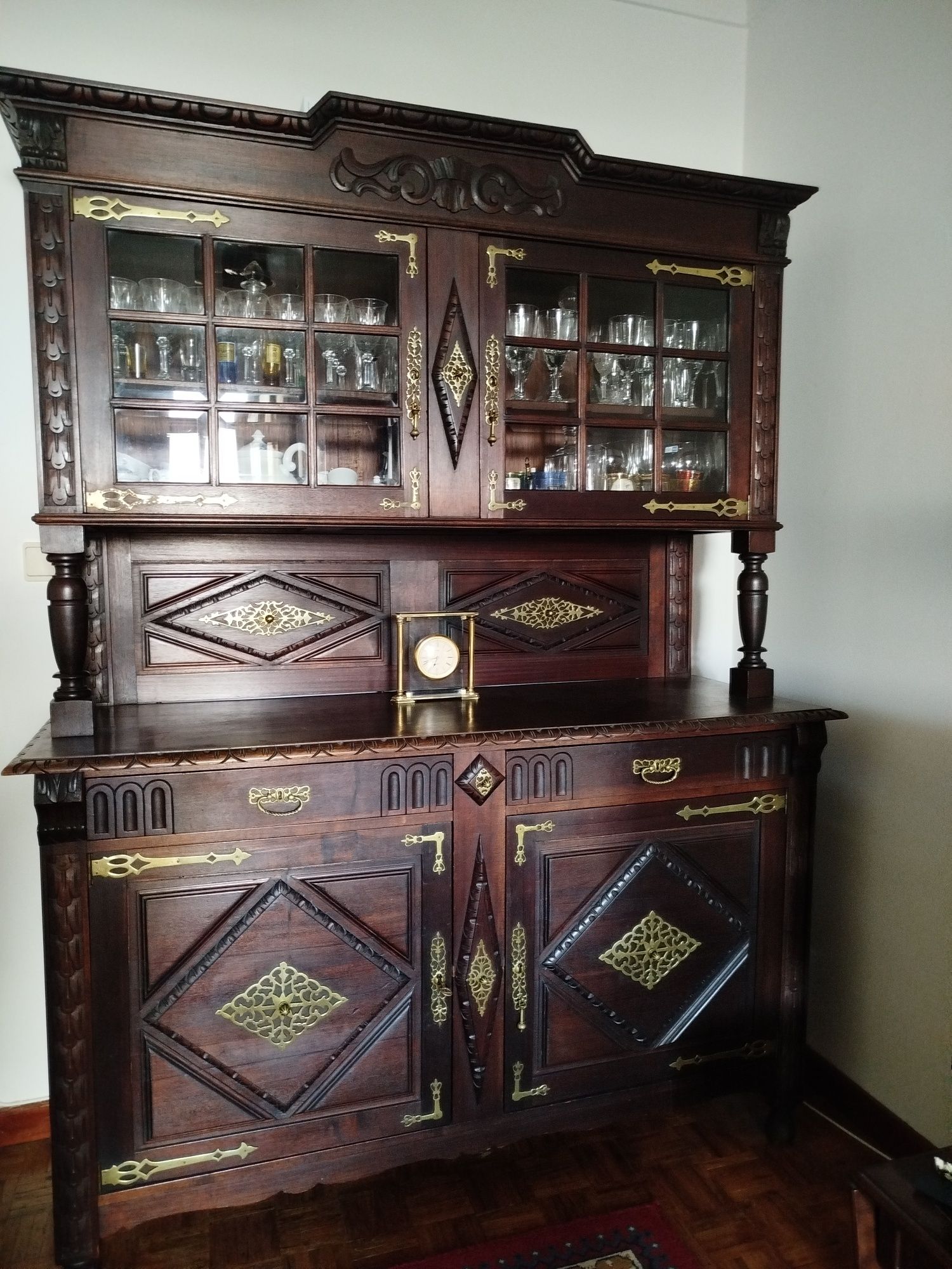 Lindo Móvel Estilo Holandês com cristaleira