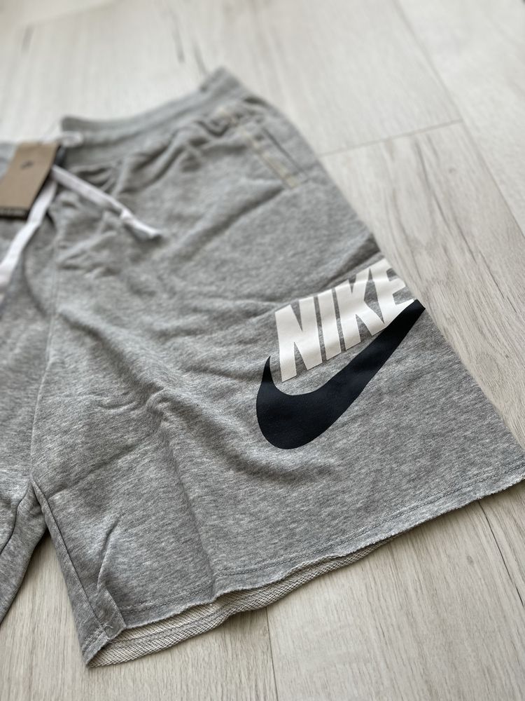 Спортивні шорти Nike