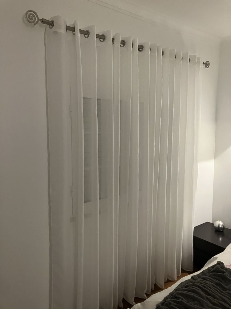 Varão de inox com cortinado branco