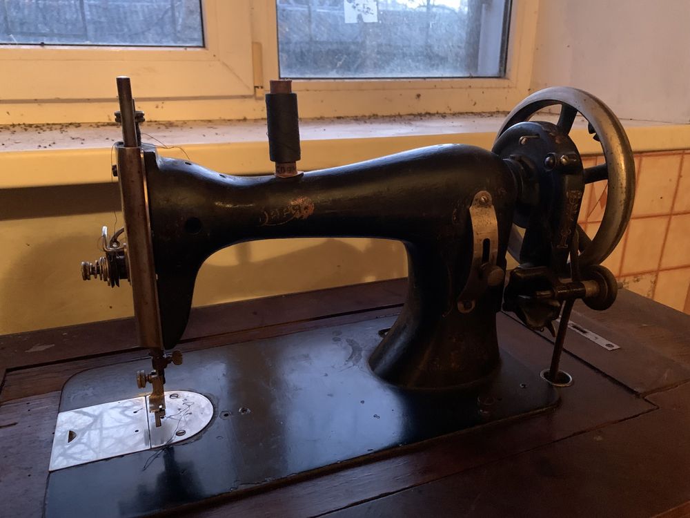 Швейна швейная машина заря винтаж антиквариат старина