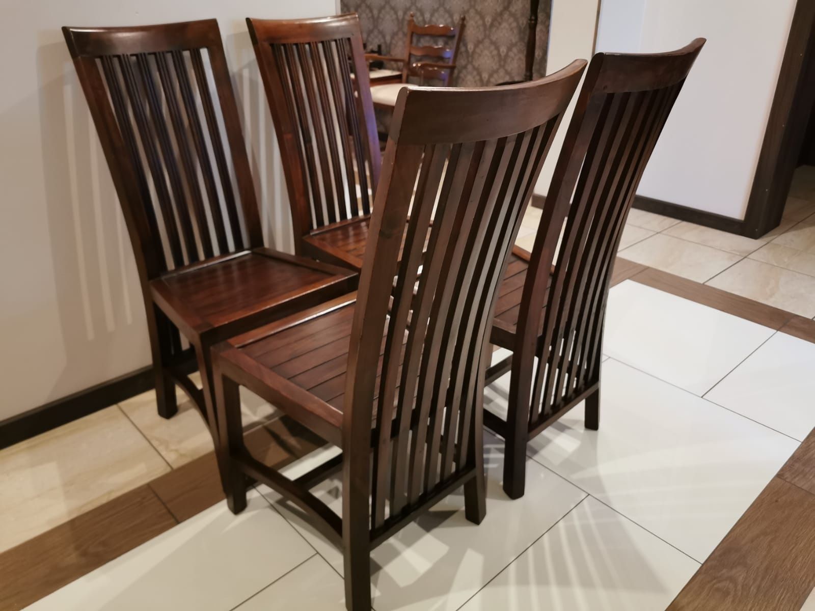 4 stylowe drewniane krzesła vintage