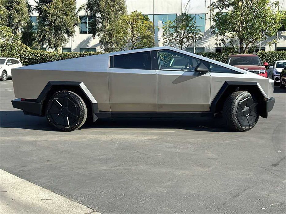 Tesla Cybertruck Crew Cab      2024