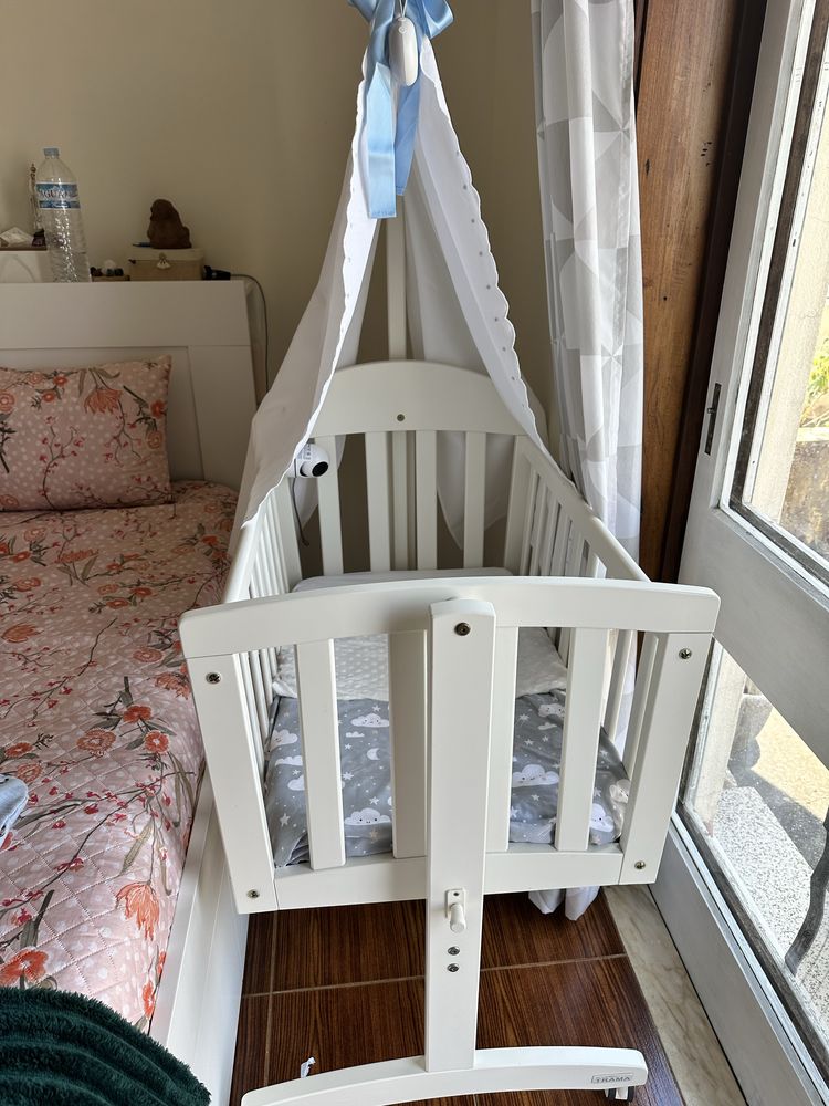 Berço co-sleeping Trama com colchão e dossel – usado com sinais de uso