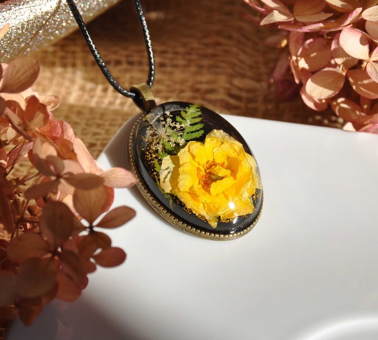 Wisiorek z żółtą różą, żywica.