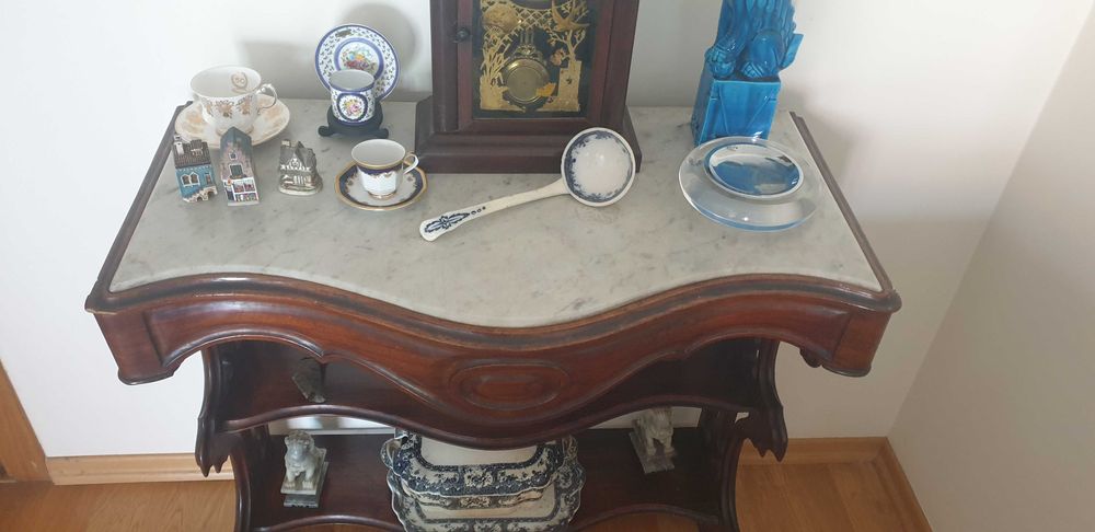 Consola antiga em bom estado de conservação