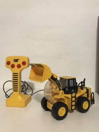 Трактор CAT на пульту управления