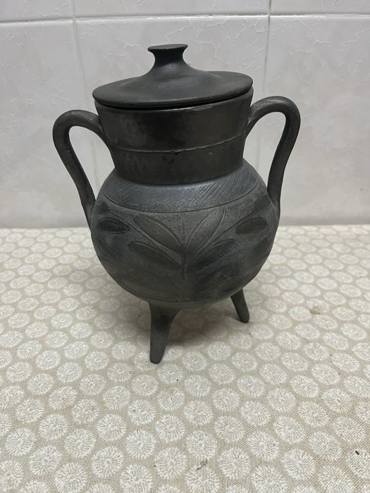 Pote decorativo estanho trabalhado com relevo