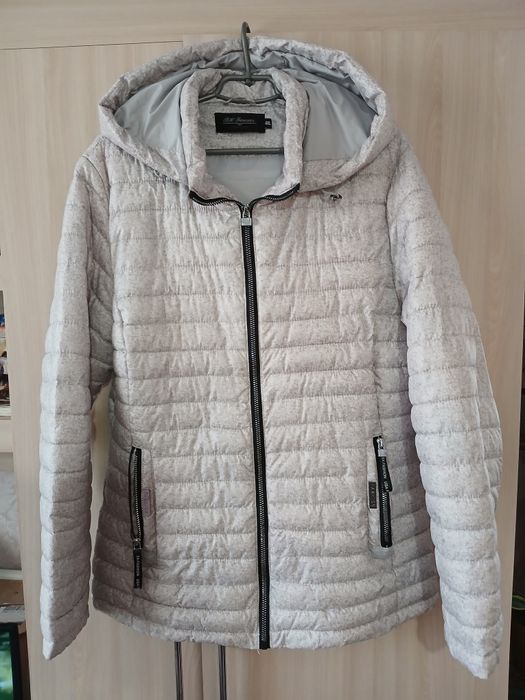 Жіноча куртка з капюшоном