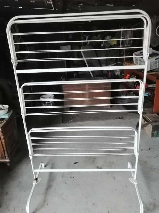 Expositor com prateleiras, branco.