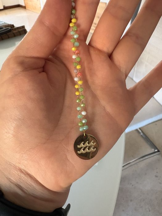 Colar colorido com simbolo