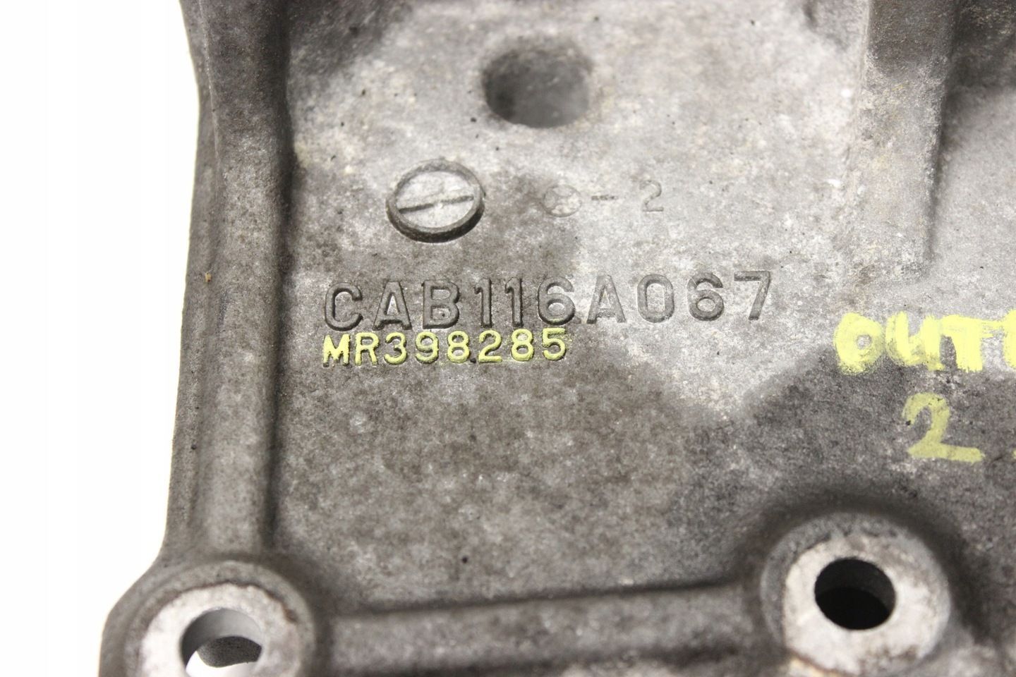 MITSUBISHI OUTLANDER 2.4 B ŁAPA WSPORNIK PODSTAWA SPRĘŻARKI MR398285