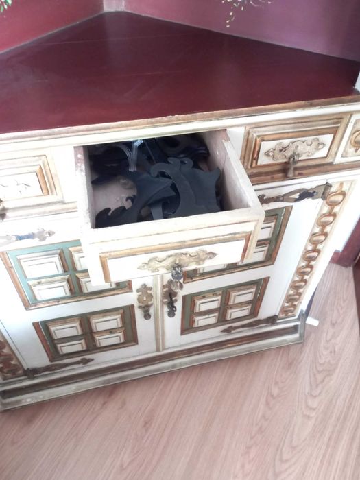 Móvel de canto pintado, em madeira maciça