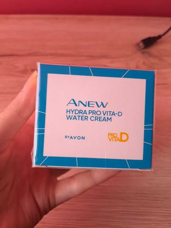 Nawilżający krem aktywujący wit. D Avon Anew 50ml.