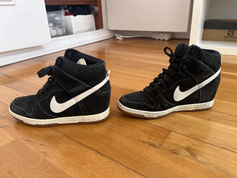 Ténis Nike com salto alto