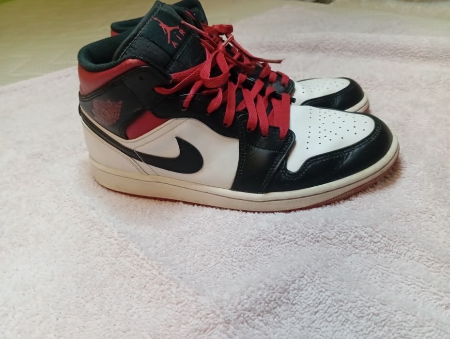 Nike Air Jordan 1 Retro (Black/White/Red) - Rozmiar 43