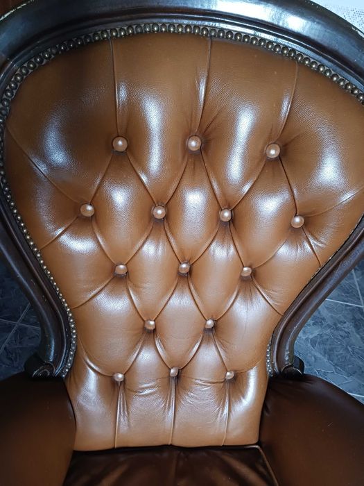 Cadeirão clássico em pele
