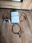 Konsola PlayStation 5 z padem i kablami