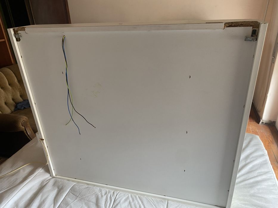 Móvel de casa de banho com luz e espelho