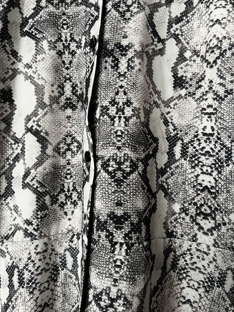 Sukienka maxi w wężowy print