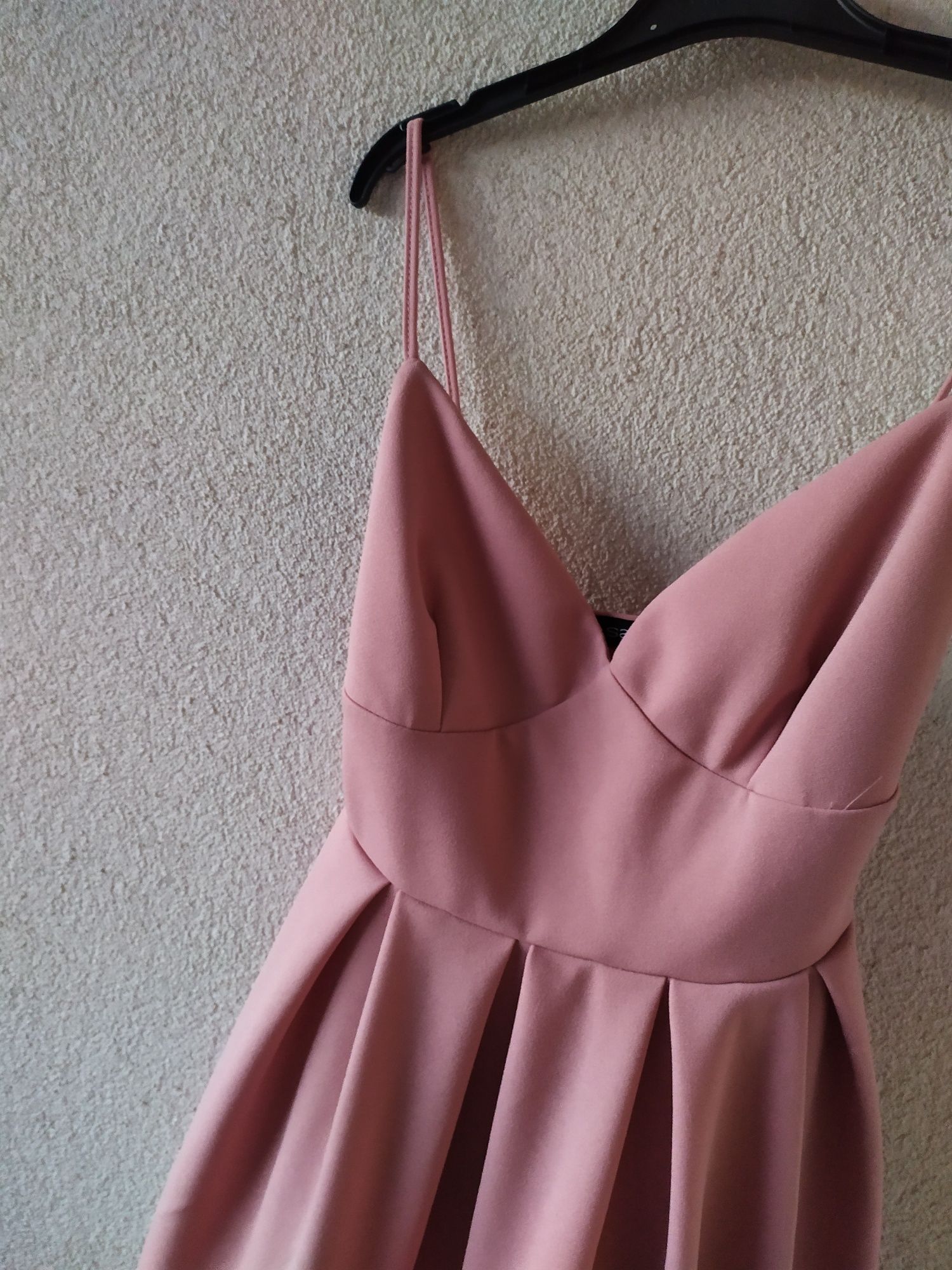 Różowa sukienka na ramiączkach pudrowy róż bombka